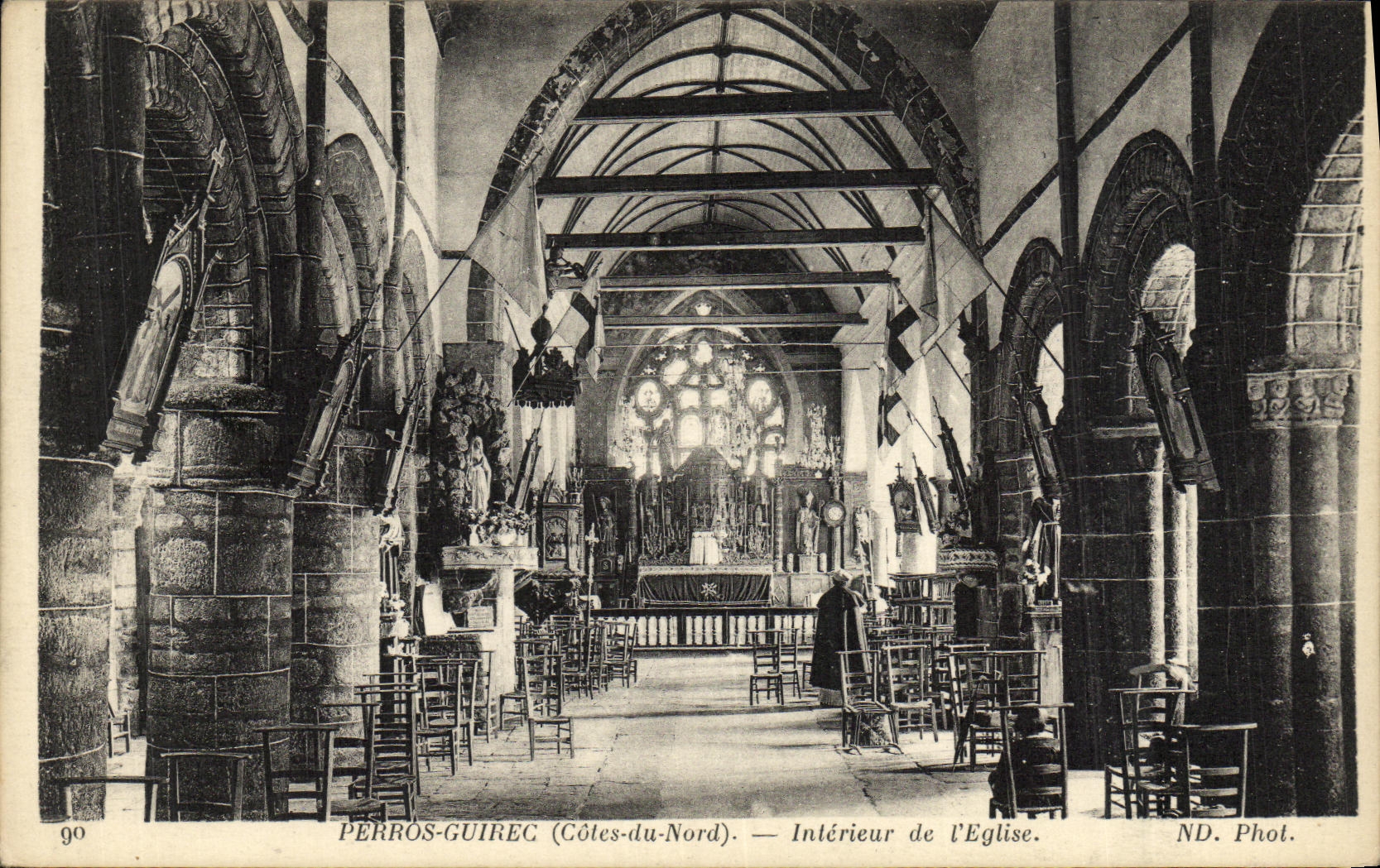 CPA Perros Guirec Interieur de l Eglise
