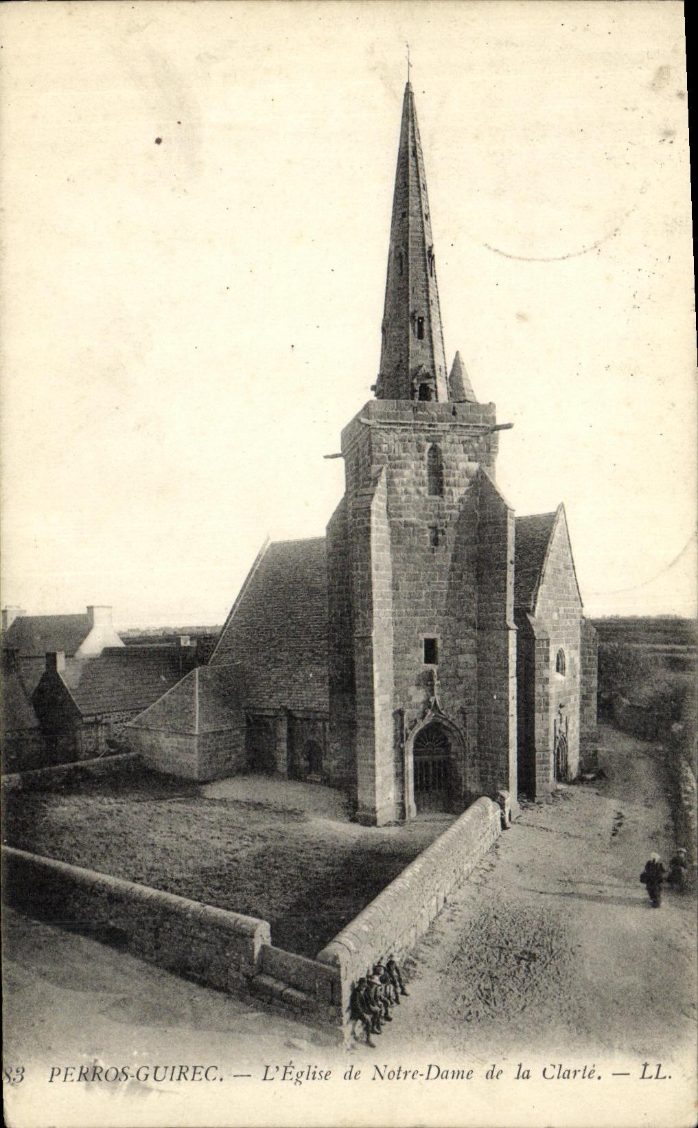CPA Perros Guirec L Eglise de Notre Dame de la Clarte