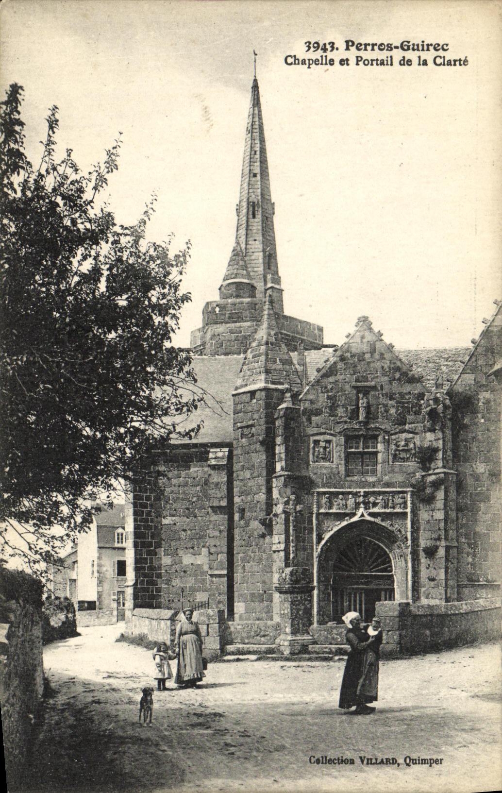 CPA Perros Guirec Chapelle et Portail de la Clarte Femmes et enfants