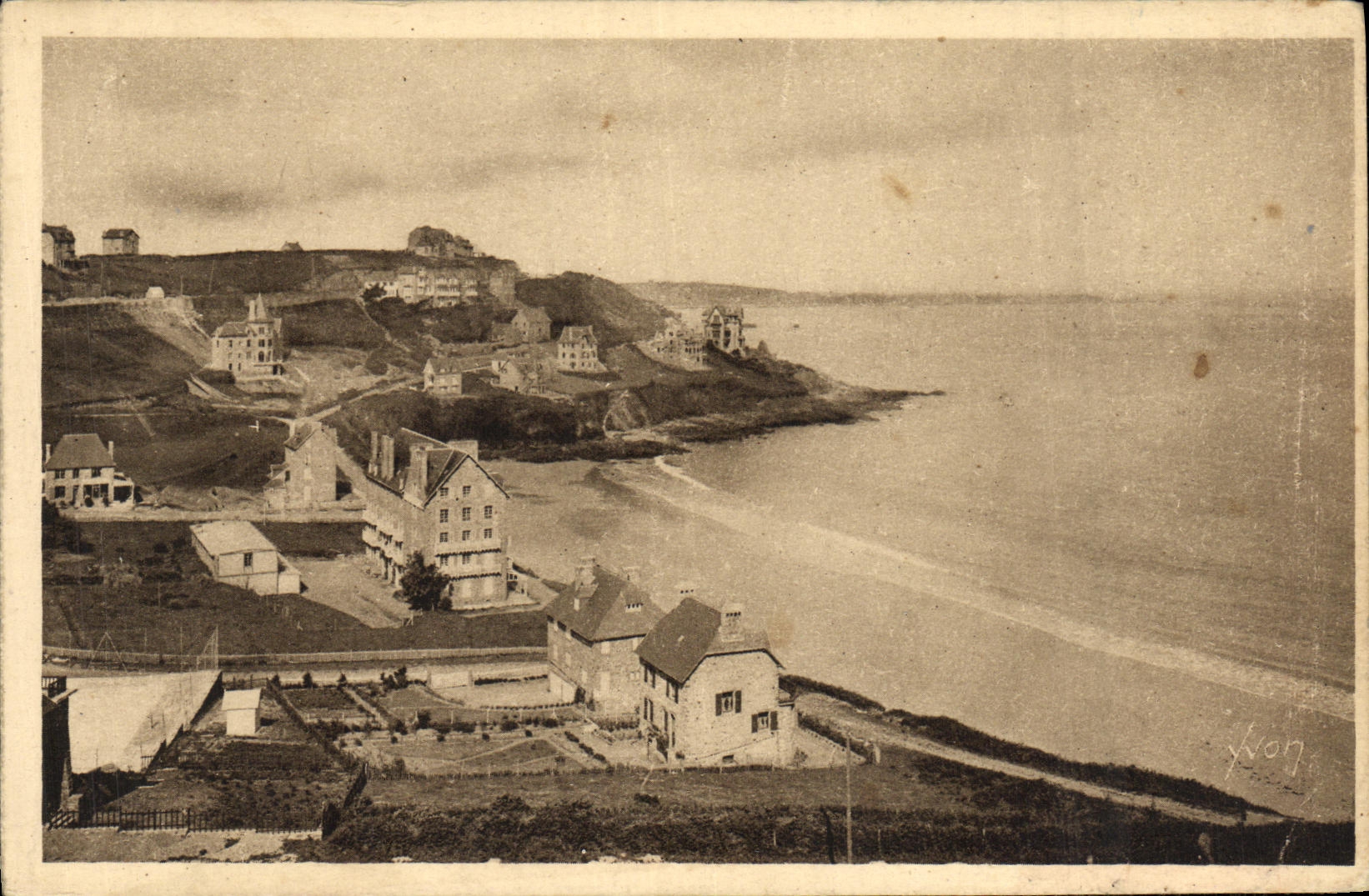 CPA Perros Guirec Vue Generale de la Place de Trestraou