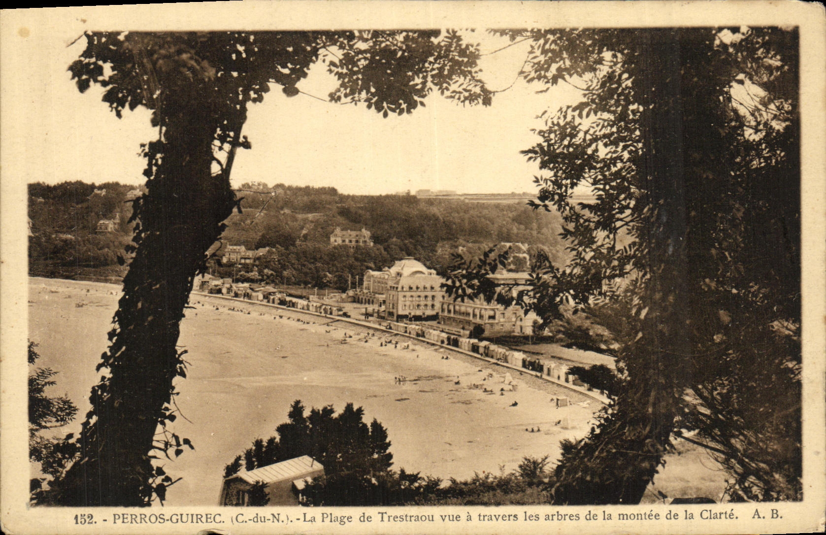 CPA Perros Guirec La Plage de Trestraou vue a travers les arbres de la Montee de la Clarte