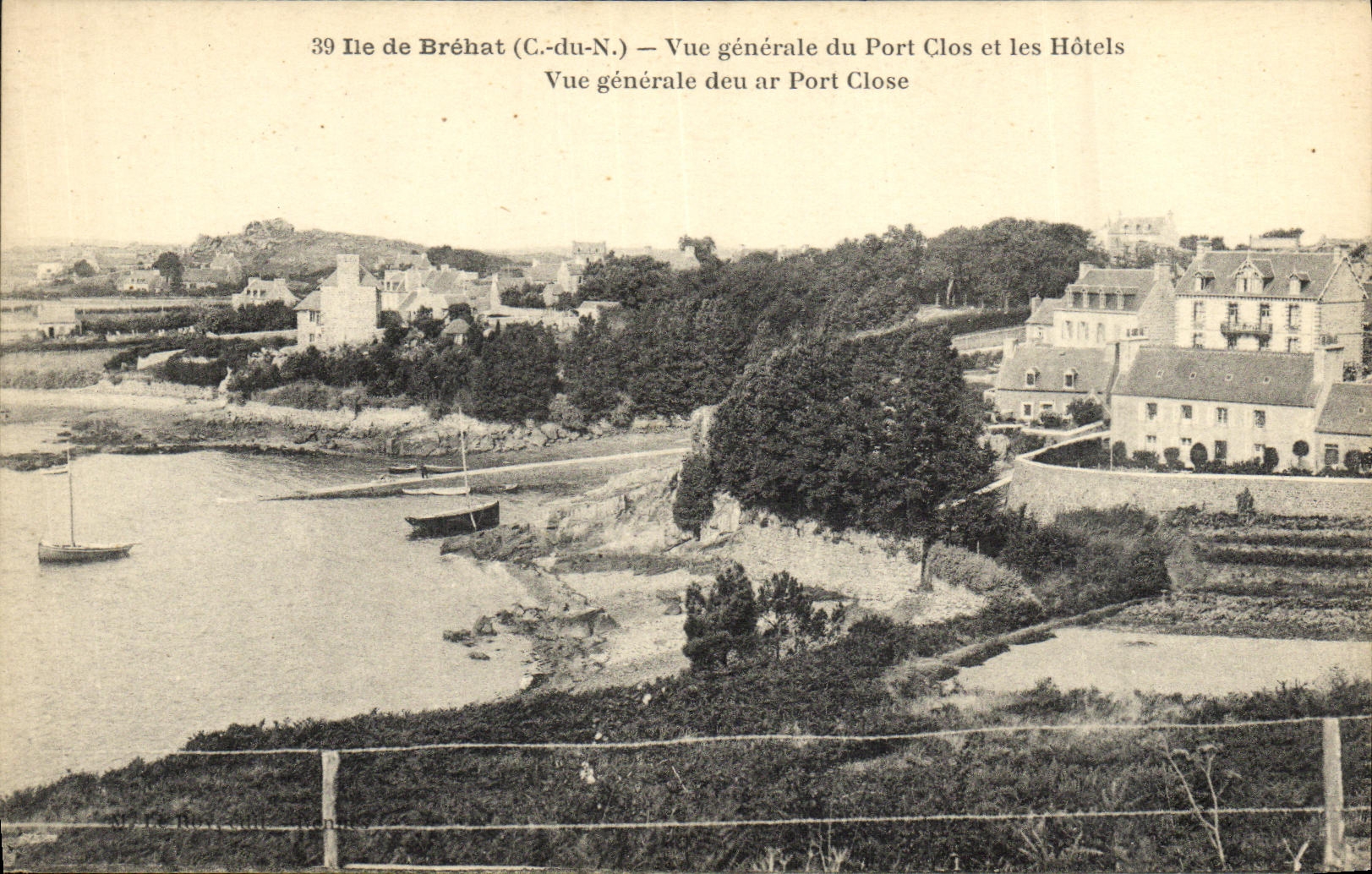 La isla de la POSTAL de la VENDIMIA de la opinion de Brehat del puerto cerrado y los hoteles ven el puerto posterior del deu cerrado