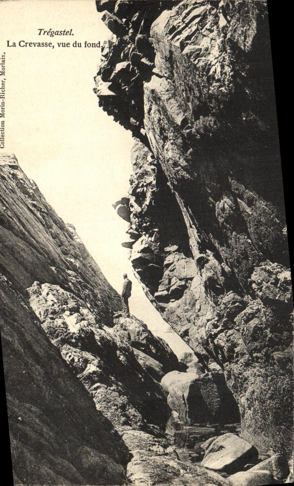 CPA Tregastel La Crevasse Vue du Fond