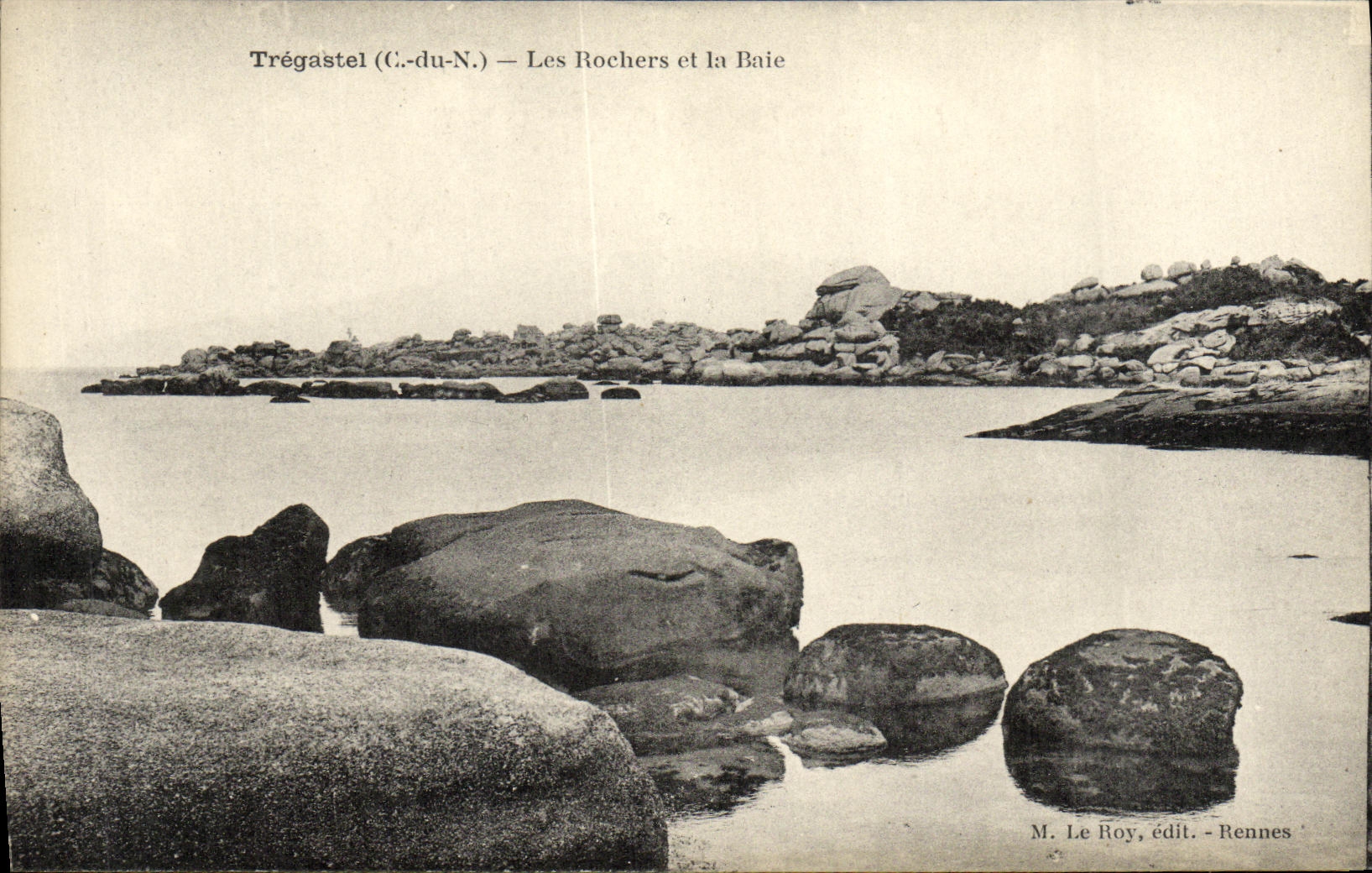 CPA Tregastel Les Rochers et la Baie