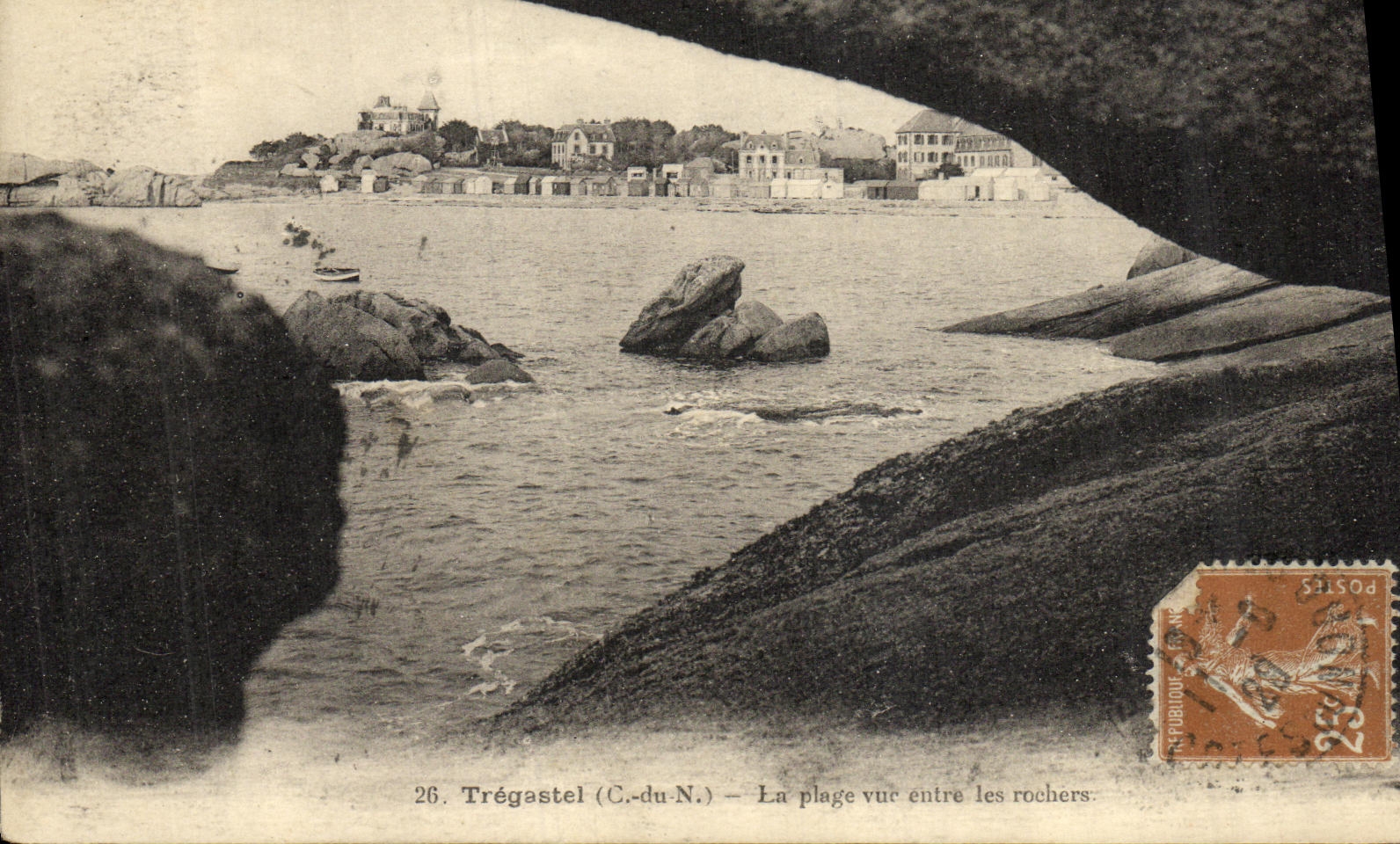 CPA Tregastel La Plage vue entre les Rochers