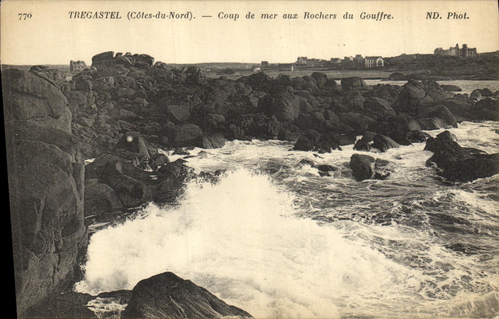 CPA Tregastel Coup de mer aux Rochers du Gouffre