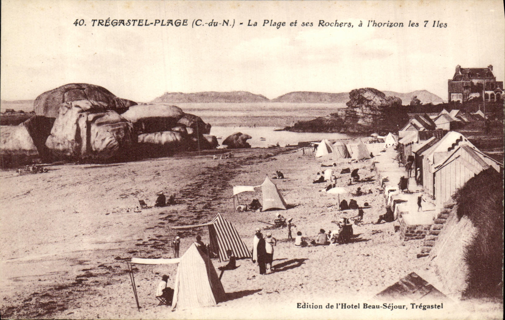 CPA Tregastel Plage La Plage et ses Rochers a l Horizon les 7 Iles