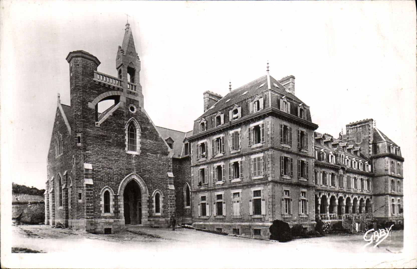 CPA Tregastel Le Castel Sainte Anne et la Nouvelle Chapelle