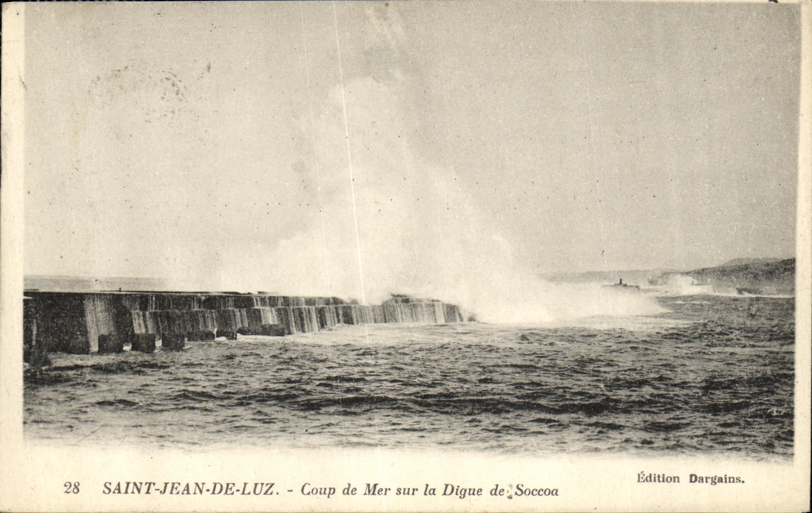 CPA Saint Jean De Luz Coup de Mer Sur la Digue de Soccoa