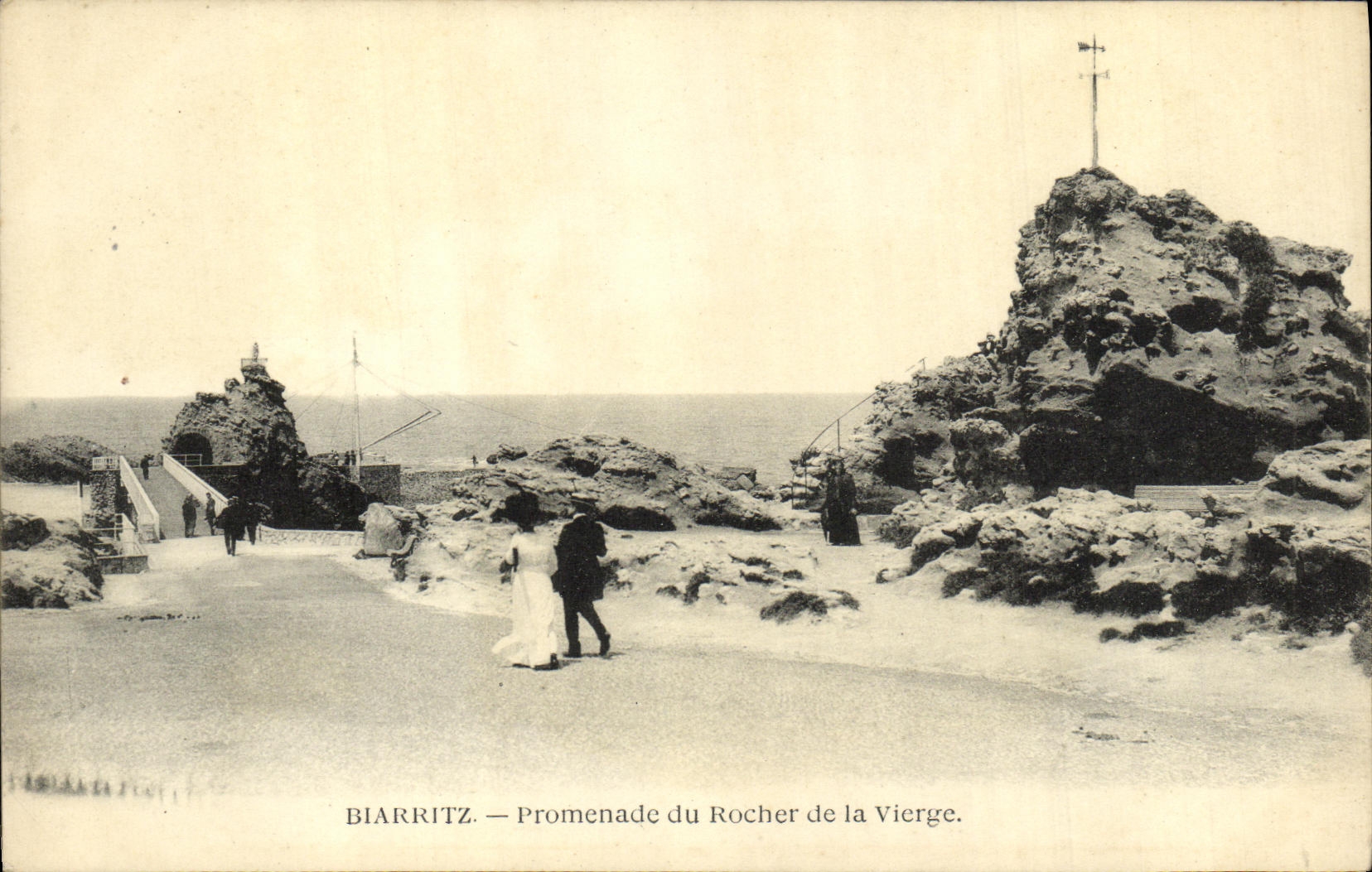 CPA Biarritz Promenade du Rocher de la Vierge