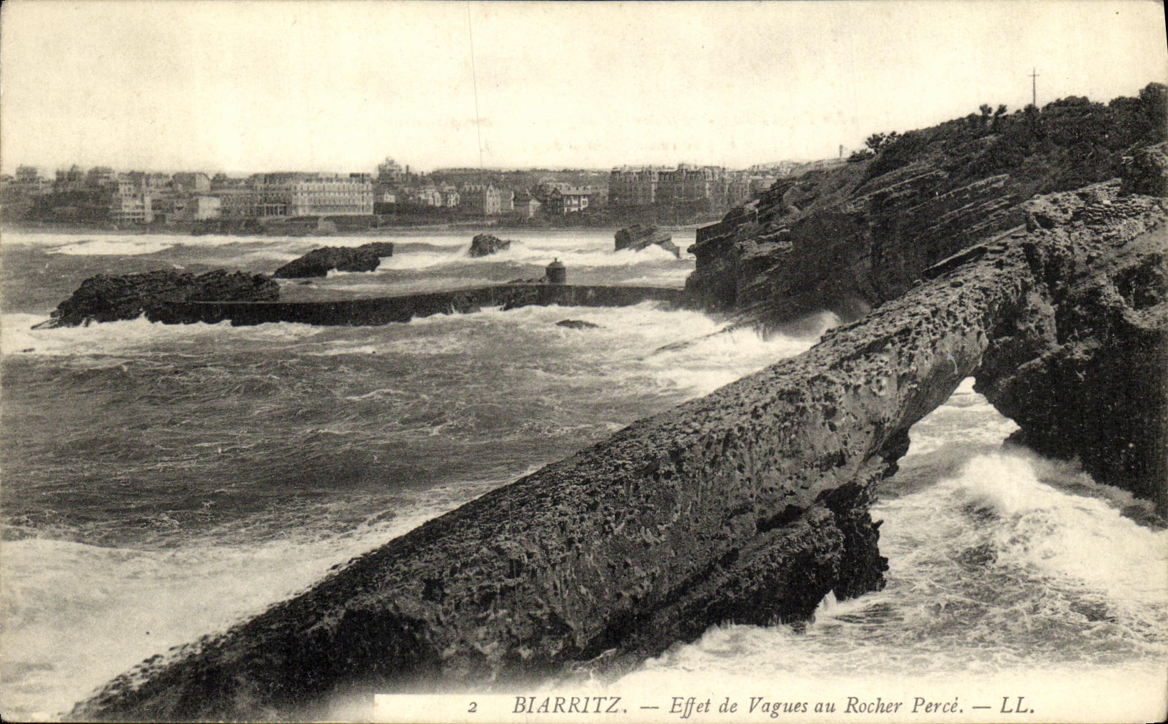 CPA Biarritz Effet de Vagues au Rocher Perce