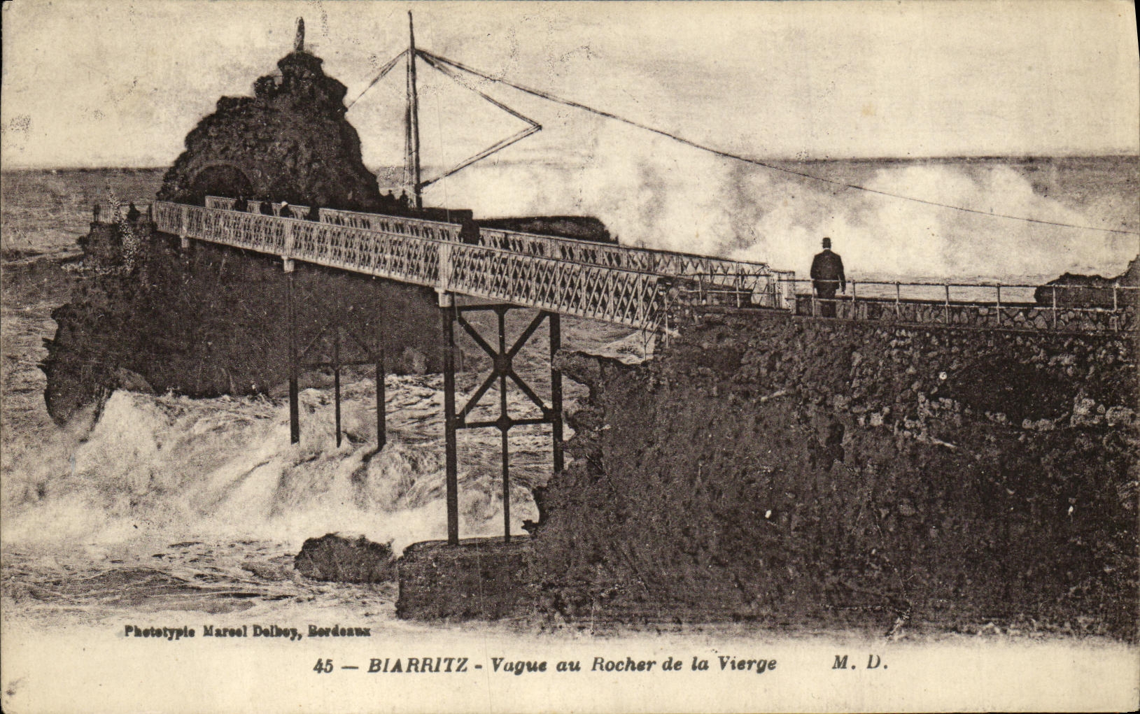CPA Biarritz Vague au Rocher de la Vierge
