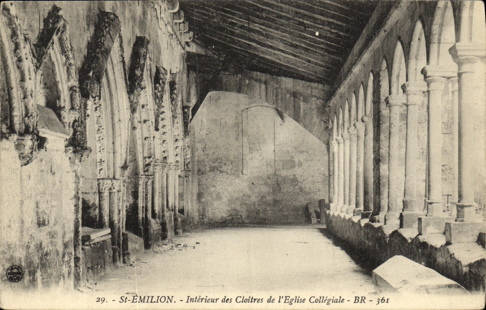 CPA Saint Emilion Interieur des Cloitres de L Eglise Collegiale
