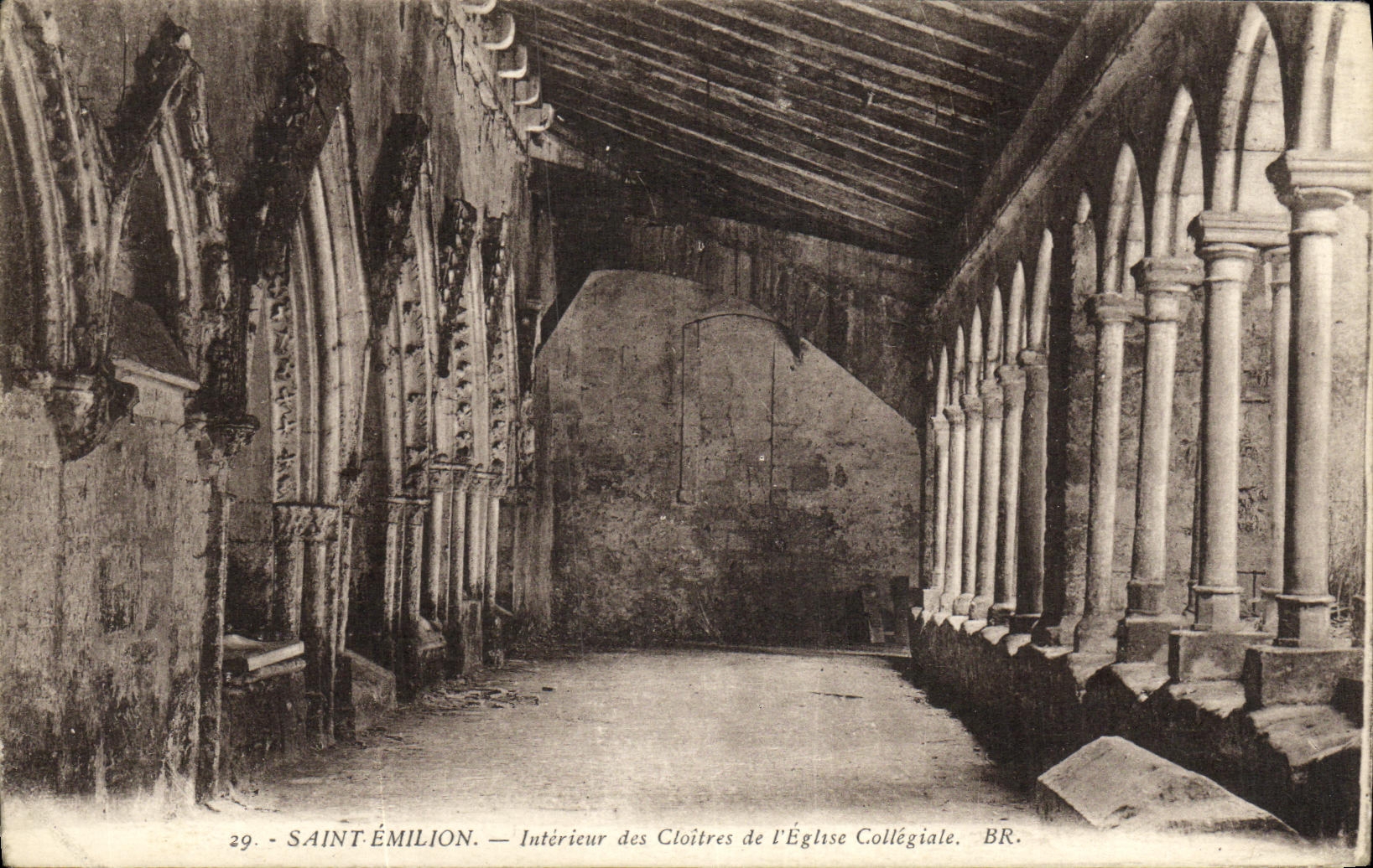 CPA Saint Emilion Interieur des Ctoitres de L Eglise Collegiale