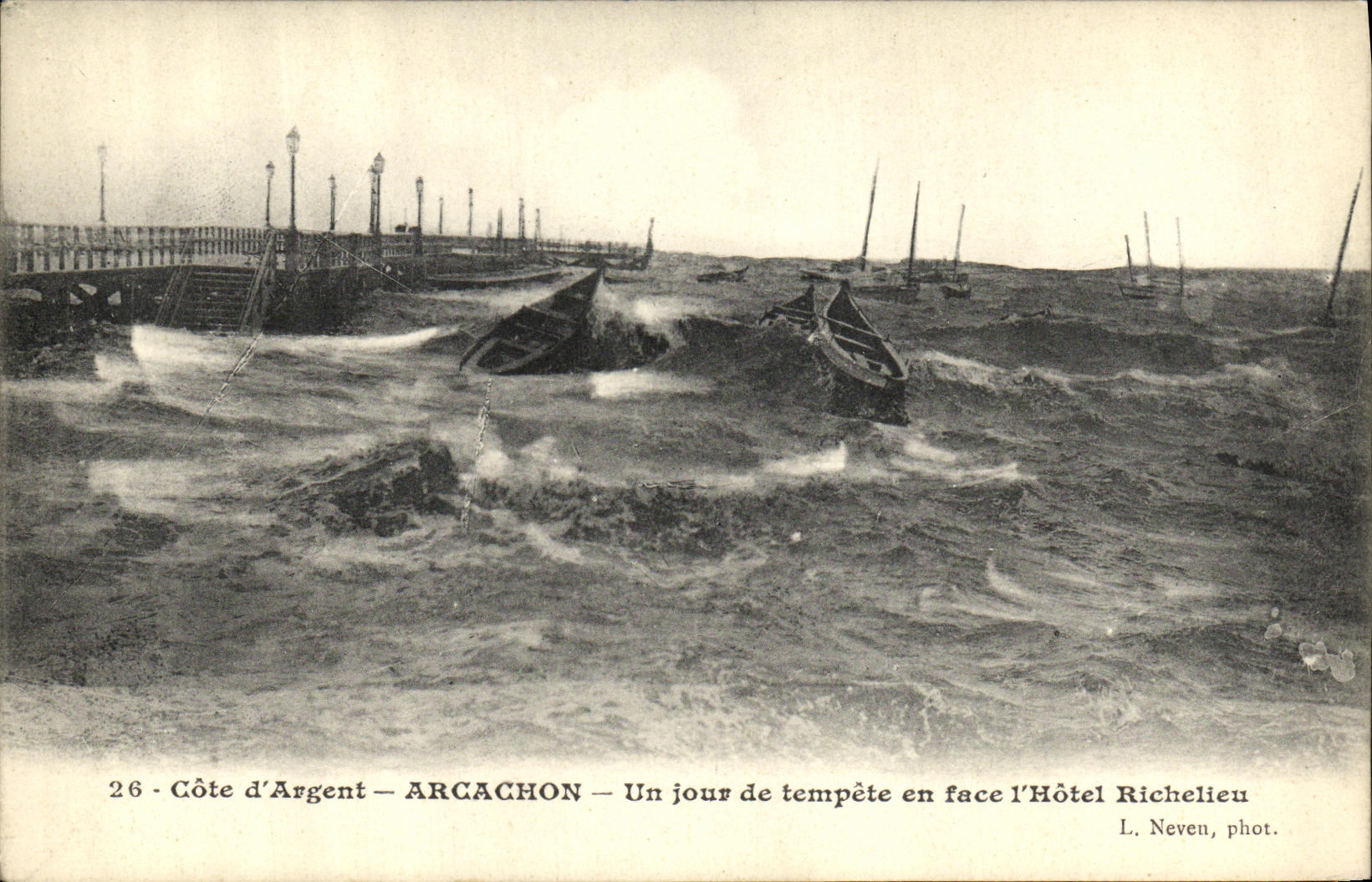 CPA Cote d Argent Arcachon Un jour de tempete en face l Hotel Richelieu