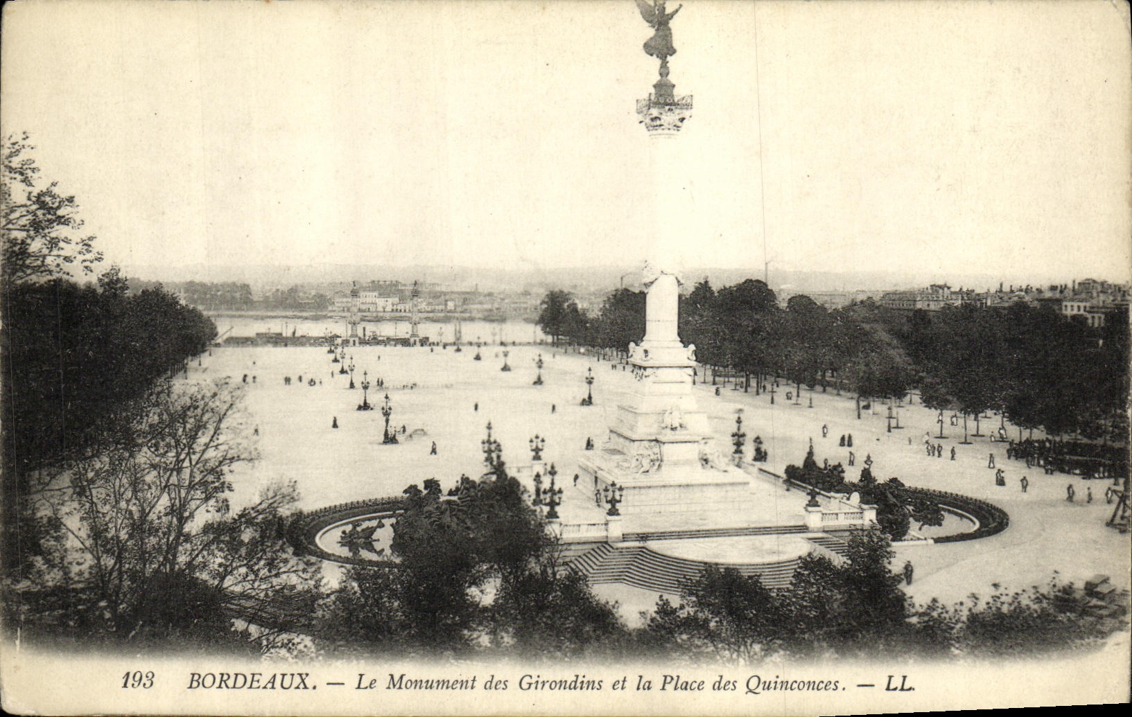 CPA Bordeaux Le Monument des Girondins et la Place des Quinconces