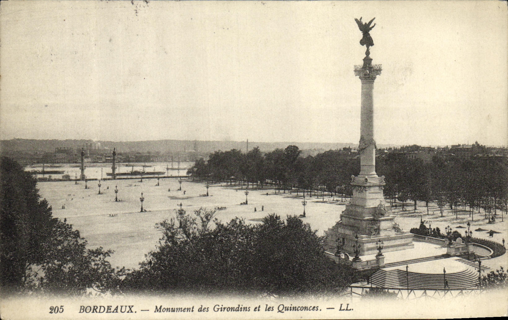 CPA Bordeaux Monument des Girondins et les Quinconces