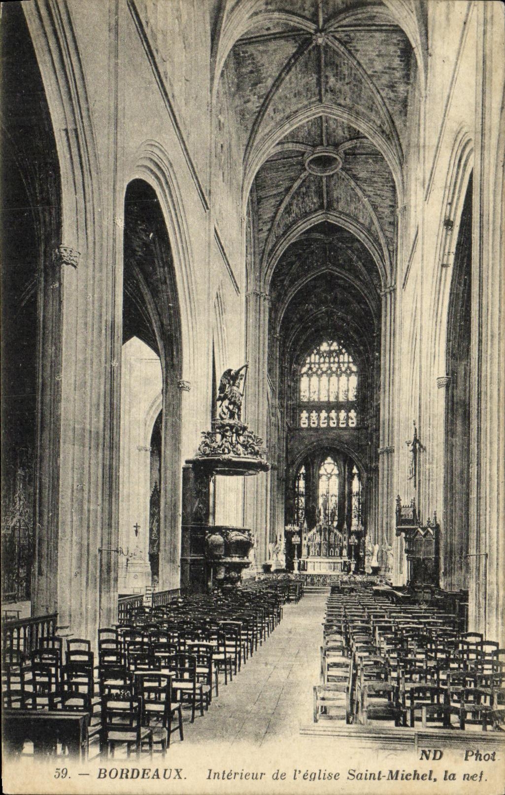 CPA Bordeaux Interieur de L Eglise Saint Michel la Nef