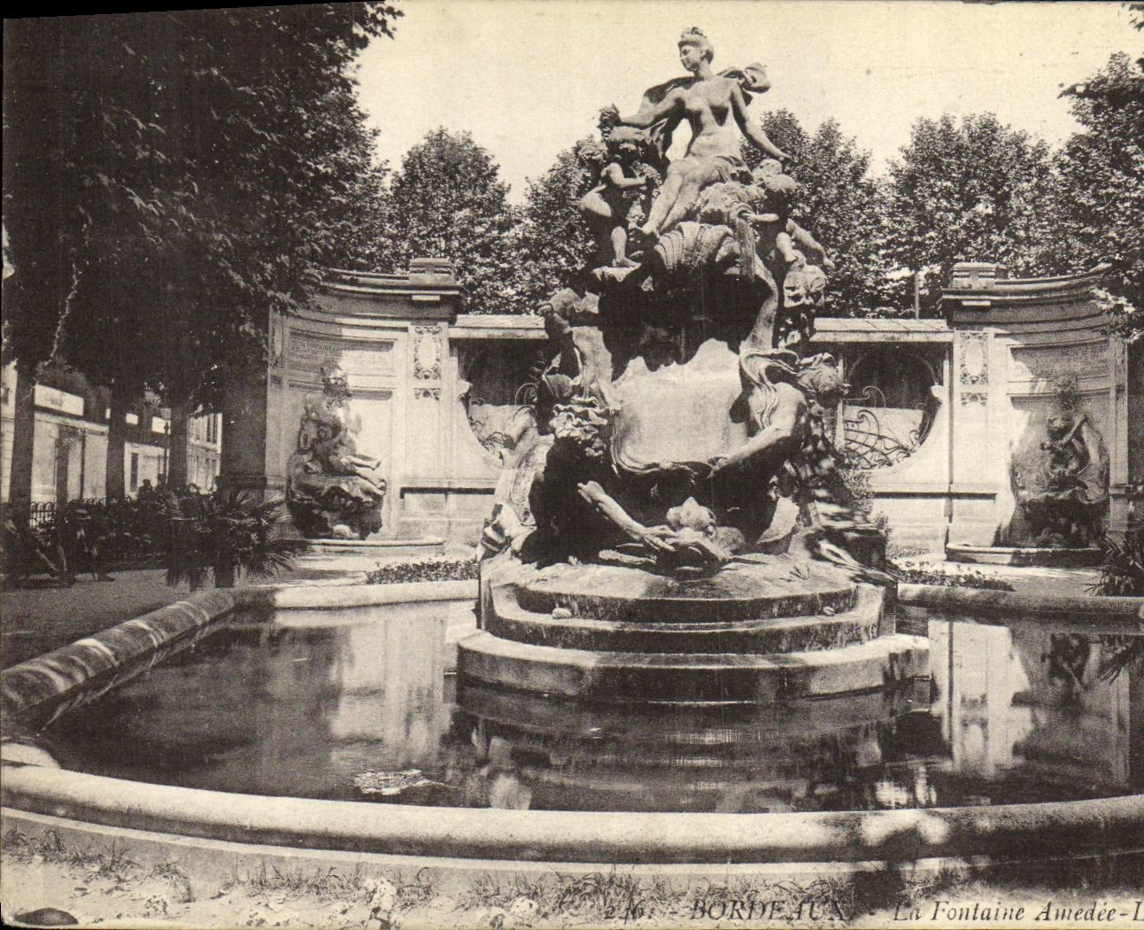 CPA Bordeaux La fontaine Amedee Larrien