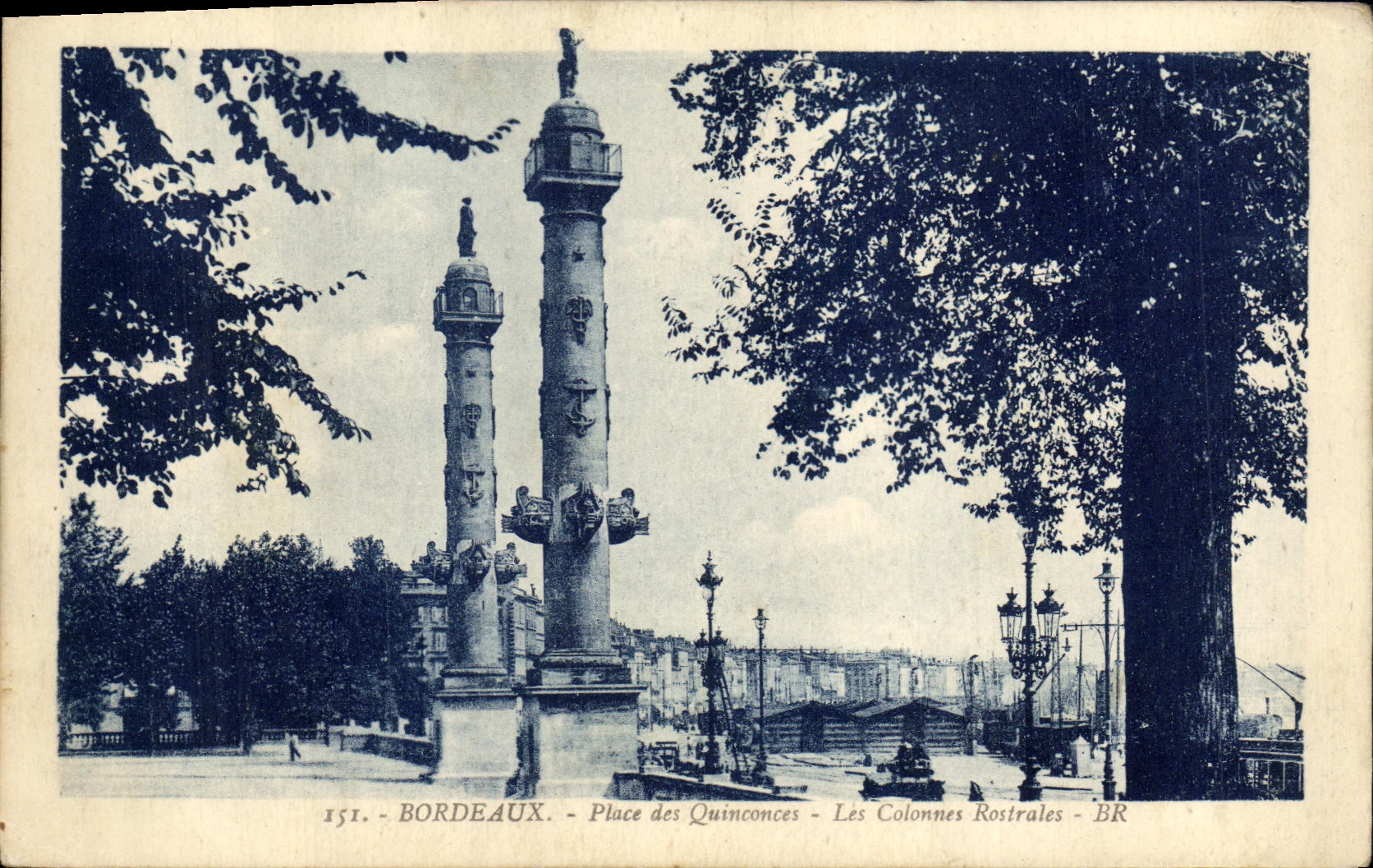 CPA Bordeaux Place des Quinconces Les Colonnes Rostales