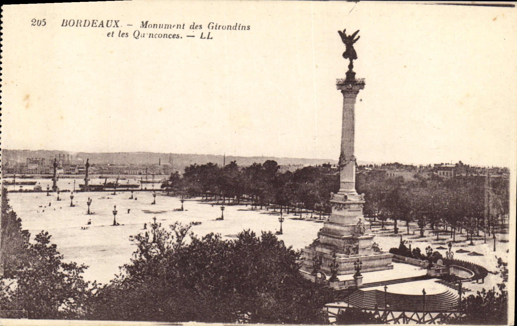 CPA Bordeaux Monument des Girondins et les Quinconces