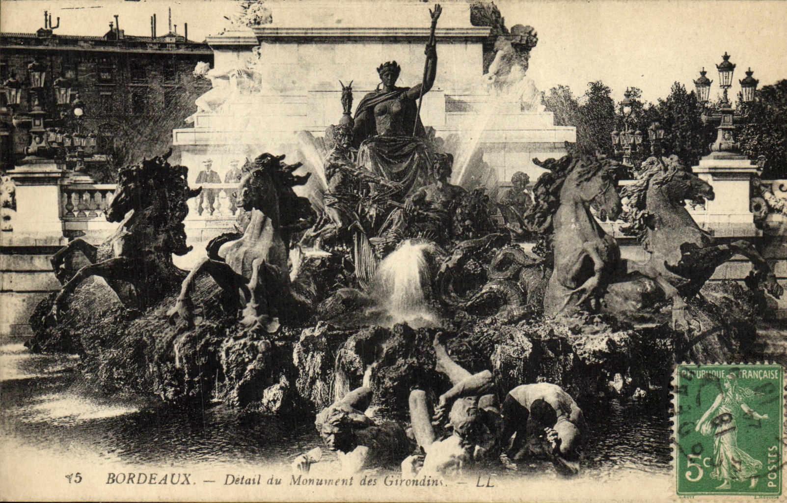 CPA Bordeaux Details du Monument des Girondins