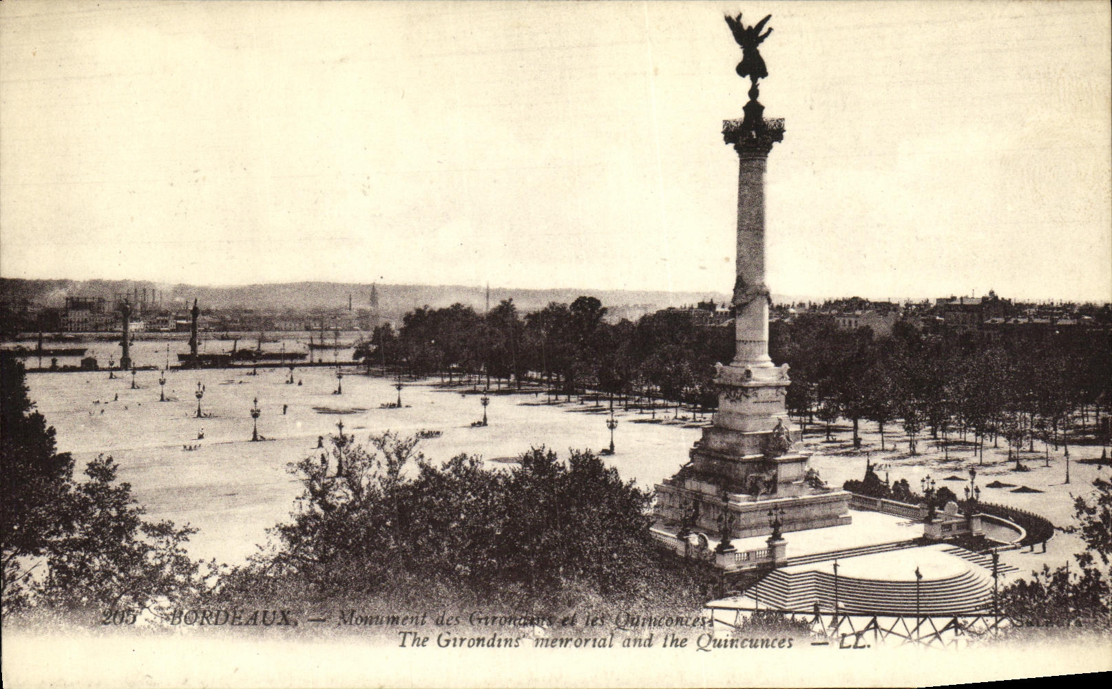 CPA Bordeaux Monument des Girondins et les Quinconces