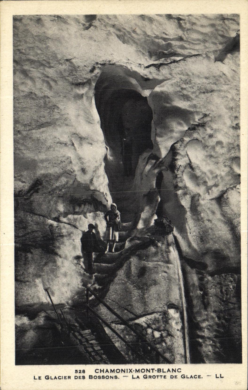 CPA Chamonix Mont Blanc Le Glacier Des Bossons La Grotte De Glace