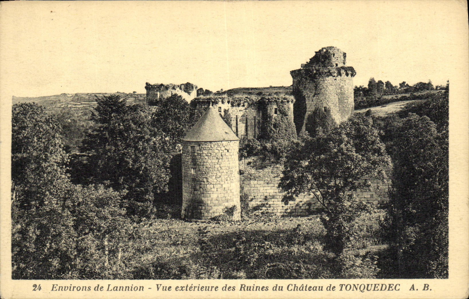 CPA Environs de Lannion Vue exterieure des Ruines du Chateau de Tonquedec