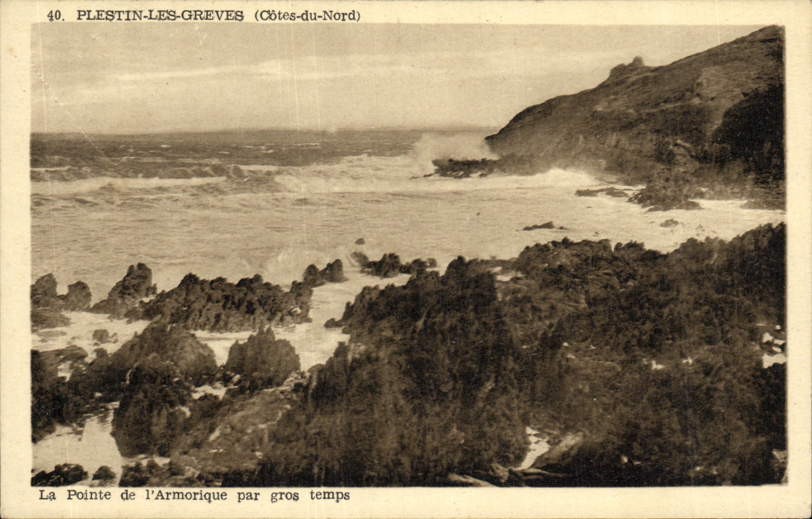 CPA Plestin Les Greves La pointe de l Armorique par gros temps