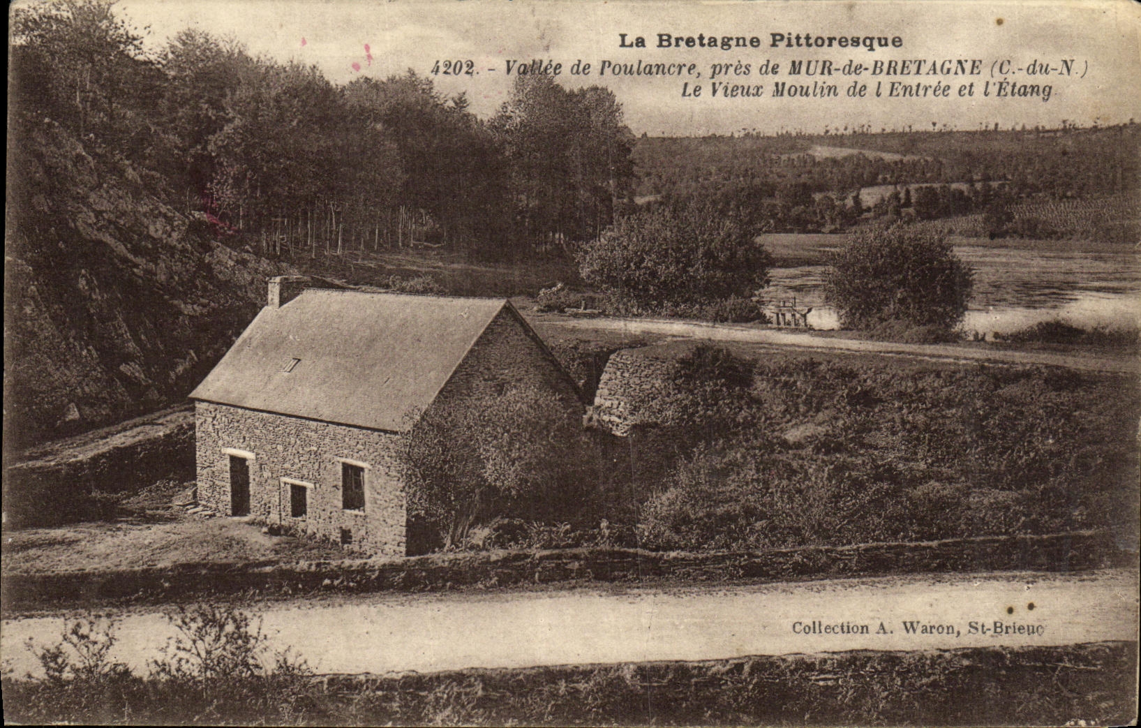 CPA La Bretagne Pittoresque Vallee de Poulanore pres de Mur de Bretagne Le vieux moulin de l entree et l etang