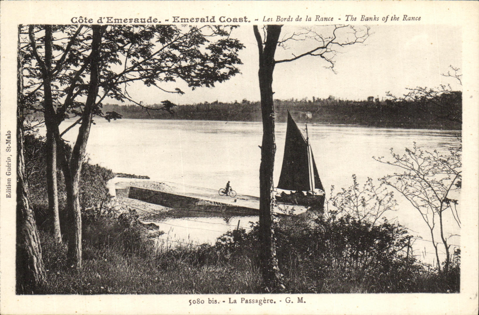 CPA Cote d Emeraude Les Bords de la Rance La passagere Bateau
