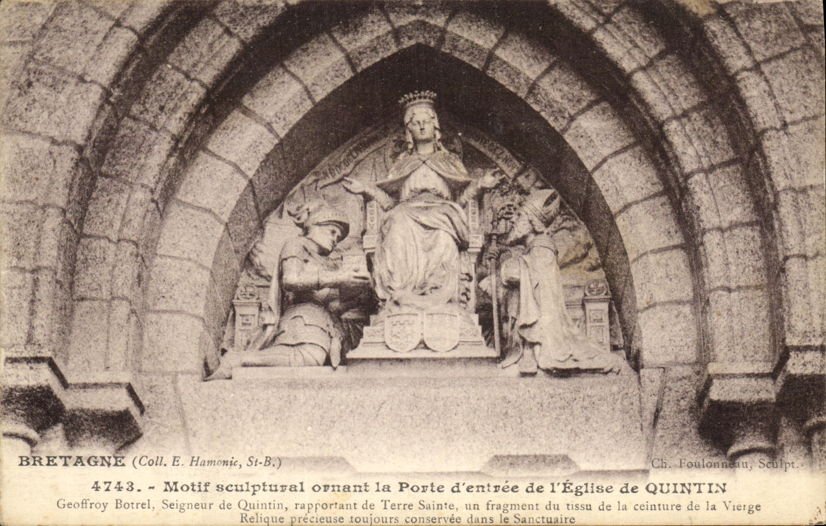 CPA Motif Sculptural Ornant la Porte d Entree de l Eglise de Quintin