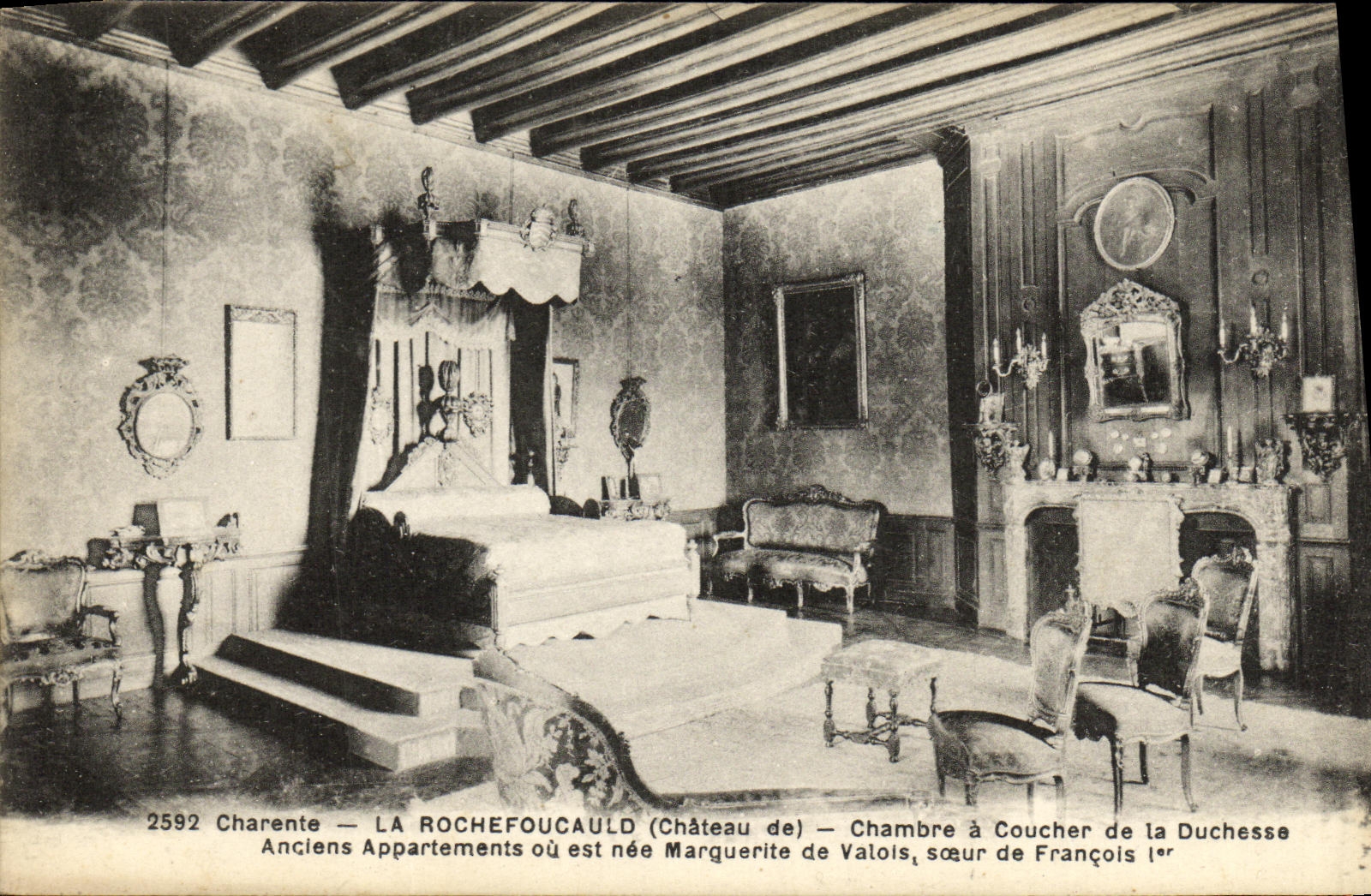 CPA Charente La Rochefoucauld Chambre a Coucher de la Duchesse Anciens Appartements ou est nee Marguerite de Valois