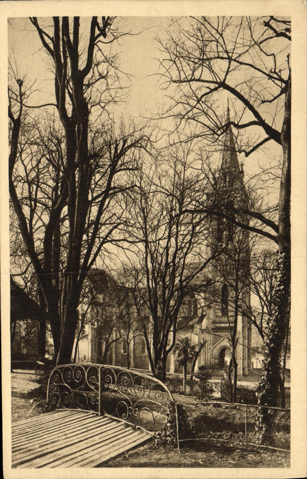 POSTAL Angulema de la VENDIMIA una esquina del St verde Ansone del jardin y de la iglesia