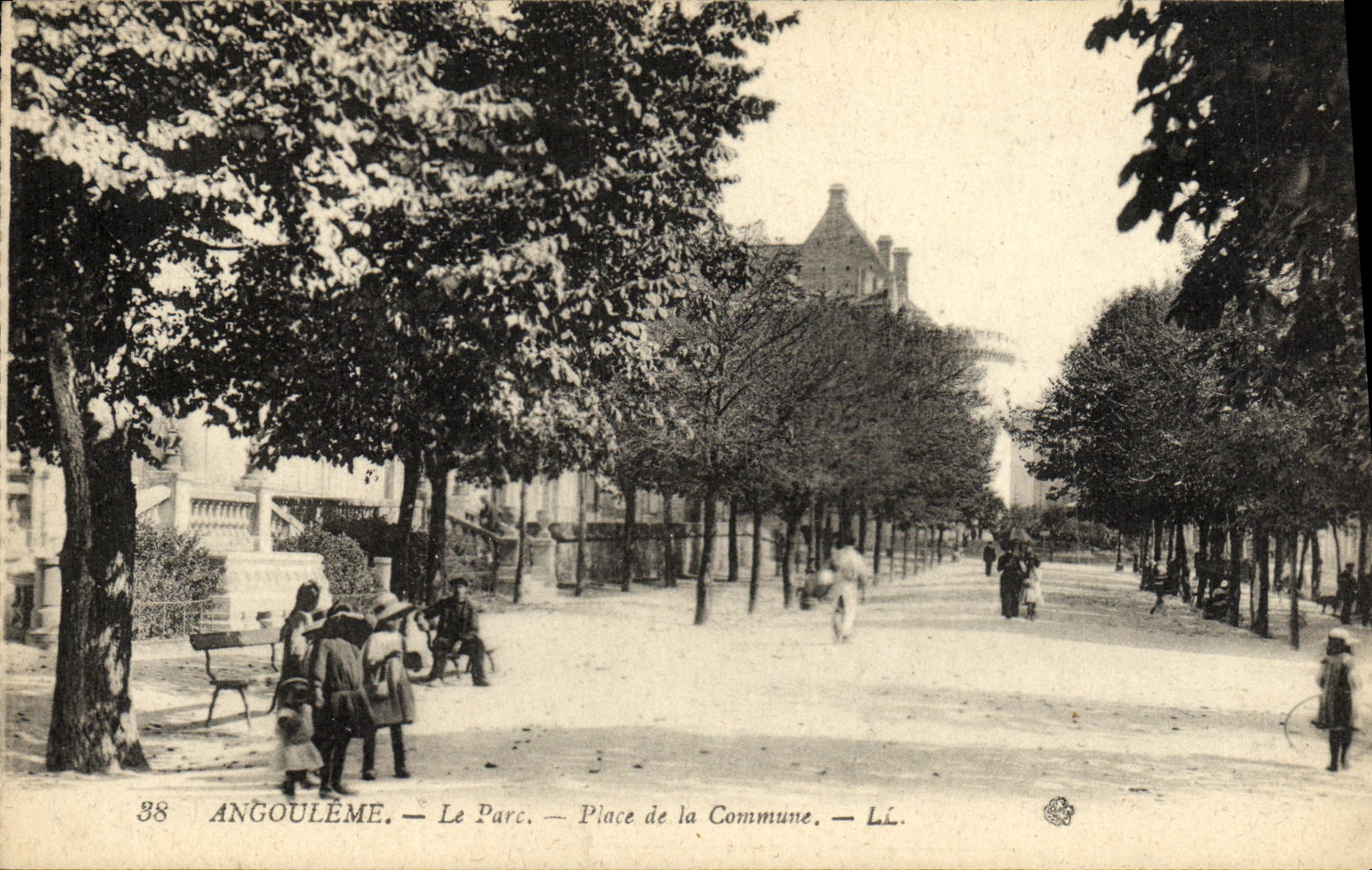 VINTAGE POSTCARD Angouleme the Park of the Commune