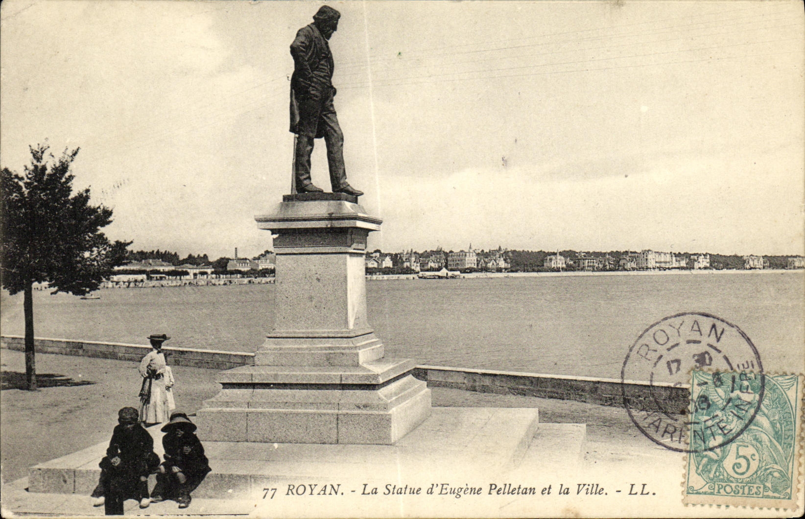 CPA Royan Le Statue d Eugene Pelletan et la Ville