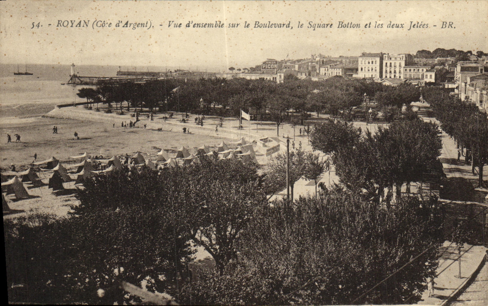 CPA Royan Vue d ensemble sur le boulevard le square Botton et les deux jetees