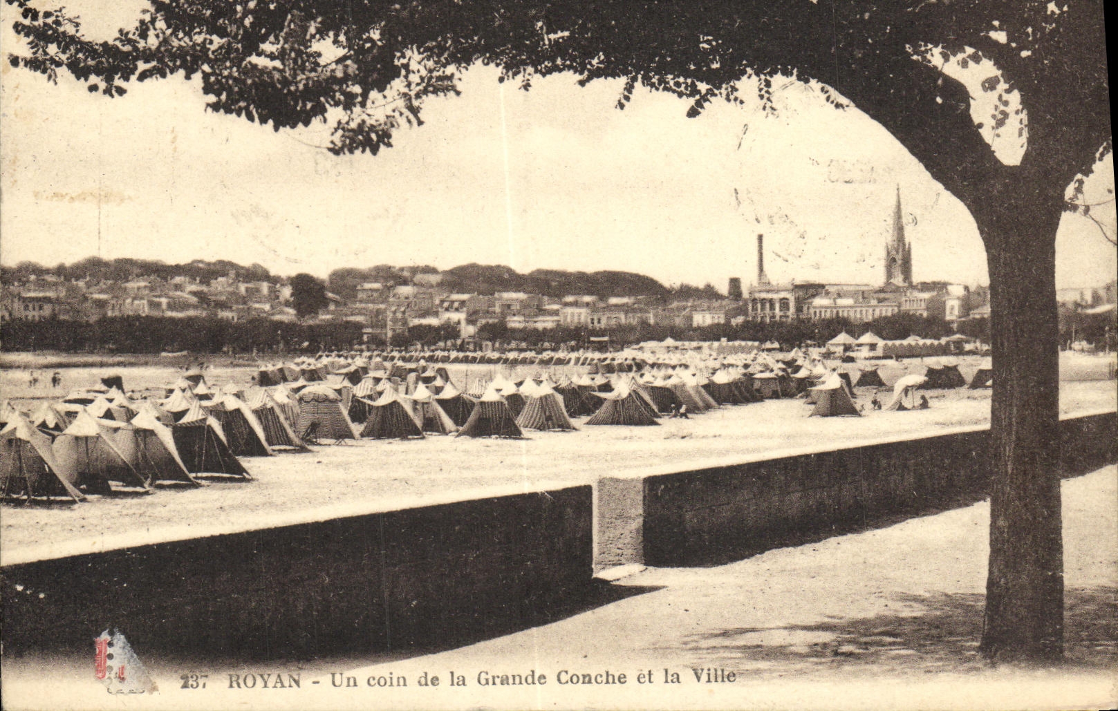 CPA Royan Un coin de la Grande Conche et le Ville