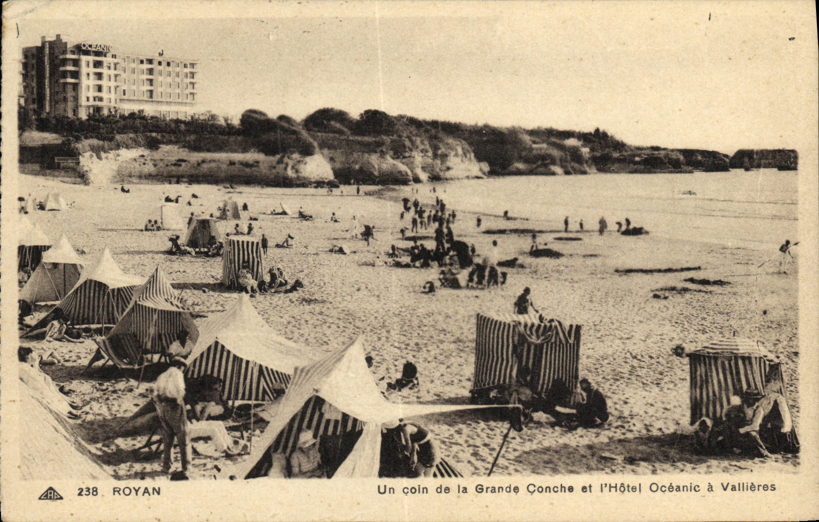 CPA Royan Un Coin de la Grande Conche et L Hotel Oceanic a Vallieres