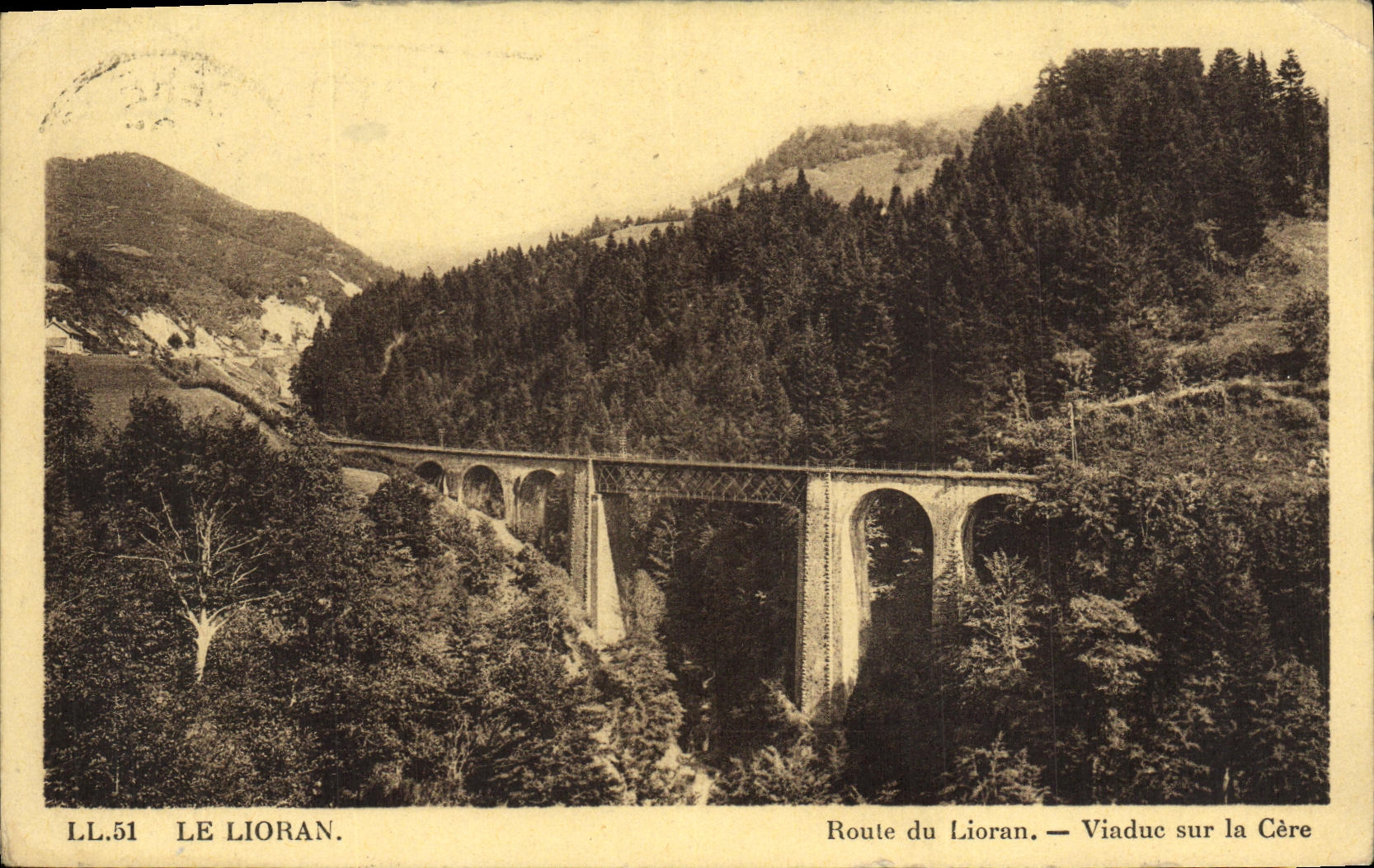 CPA Le LIoran Route du Lioran Viaduc sur La Cere
