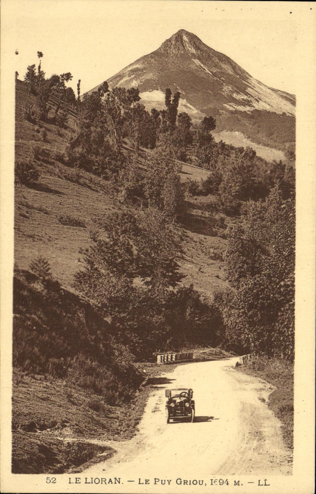 CPA Le Lioran Le Puy Griou Automobile