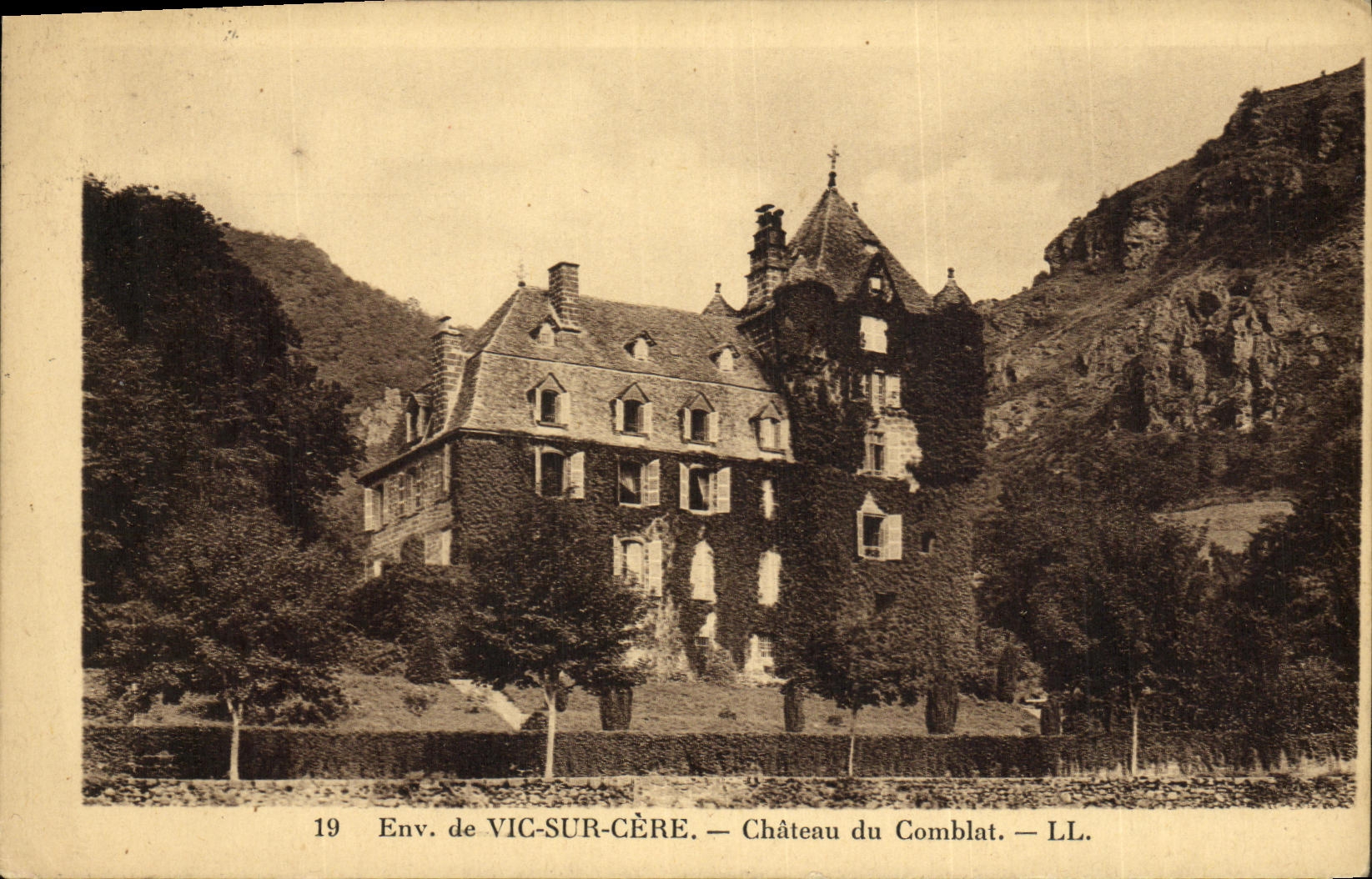 CPA Environs de Vic Sur Cere Chateau du Comblat