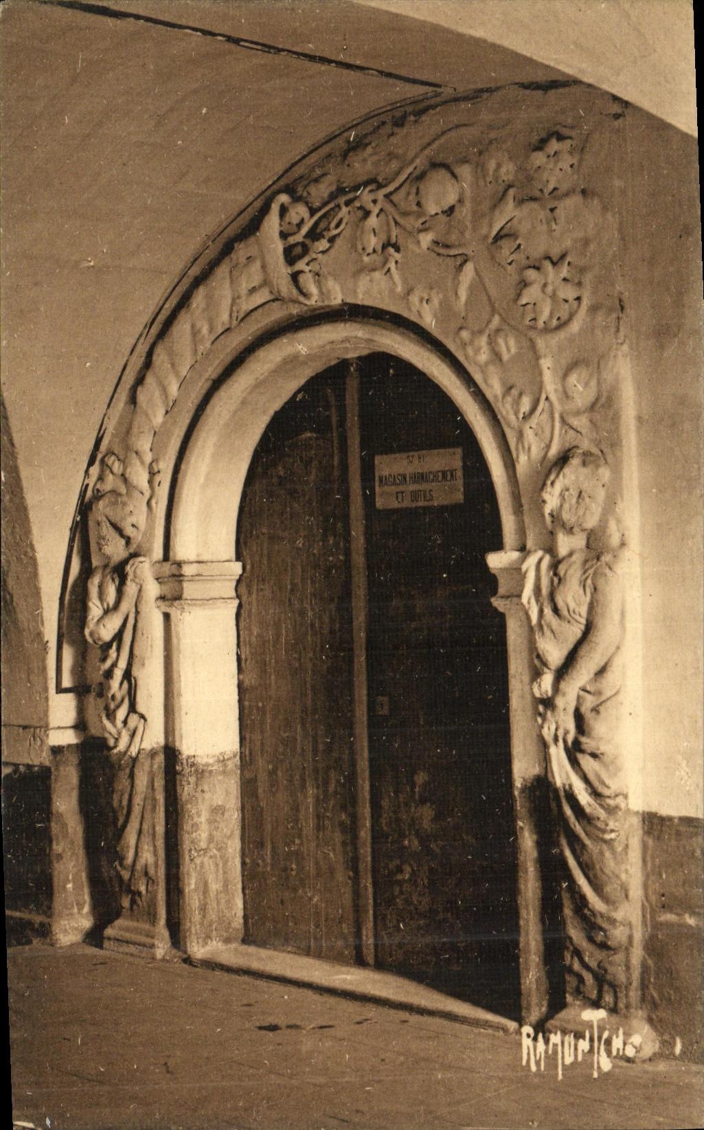 CPA Abbaye des Dames de N D de Saintes Jolie porte situee actuellement dans la Caserne Taillebourg