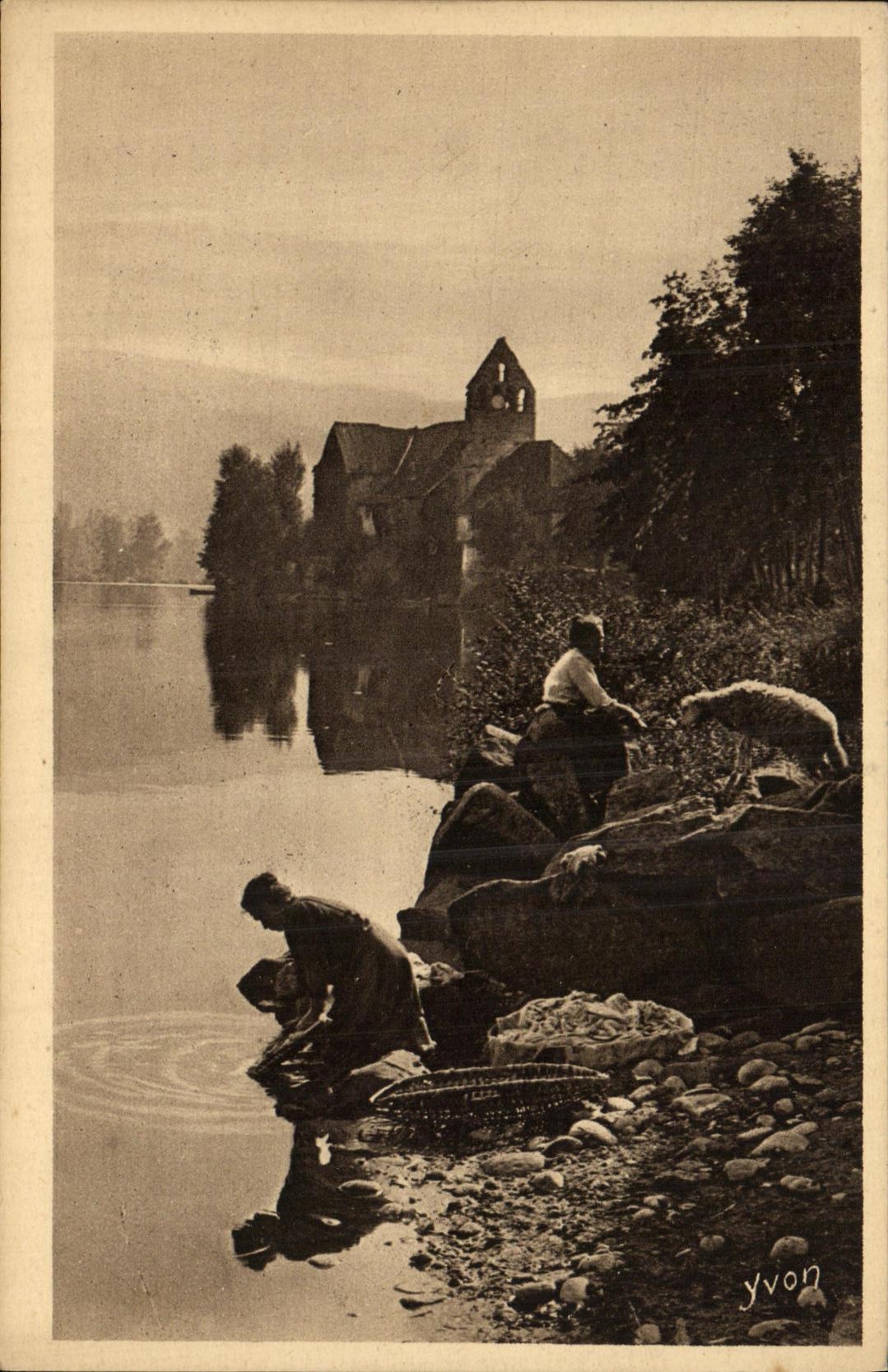 VINTAGE POSTCARD Region of the Limousin the vault of penitent on the Dordogne has Beaulieu Lavandiere
