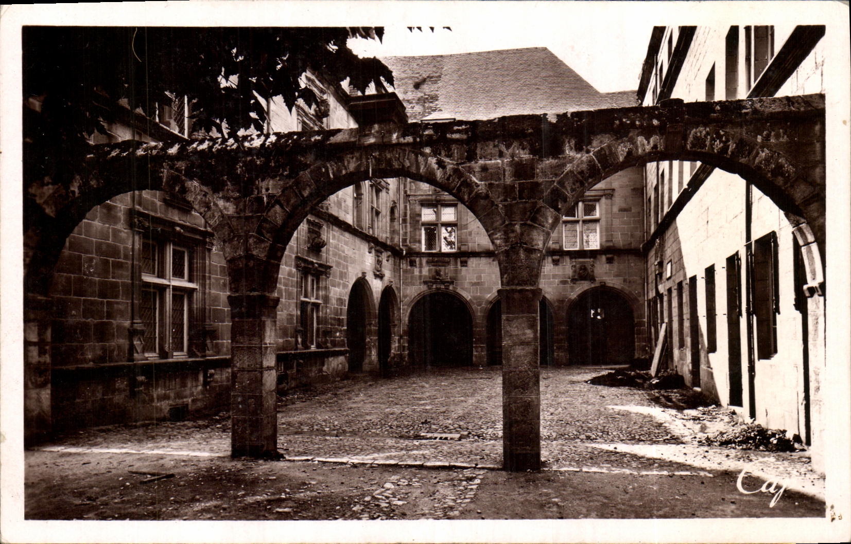CPA Brive Cour de L Hotel de Laben Che