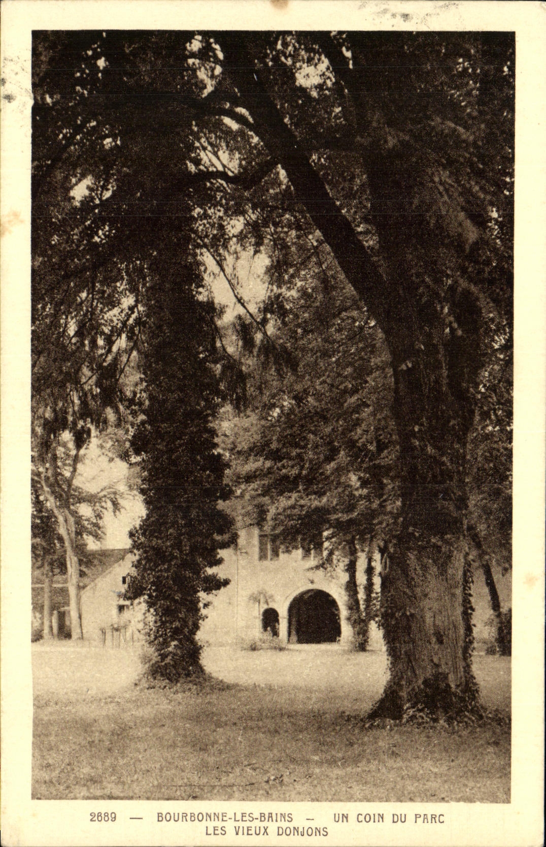 CPA Bourbonne Les Bains Un Coin Du Parc Les Vieux Donjons