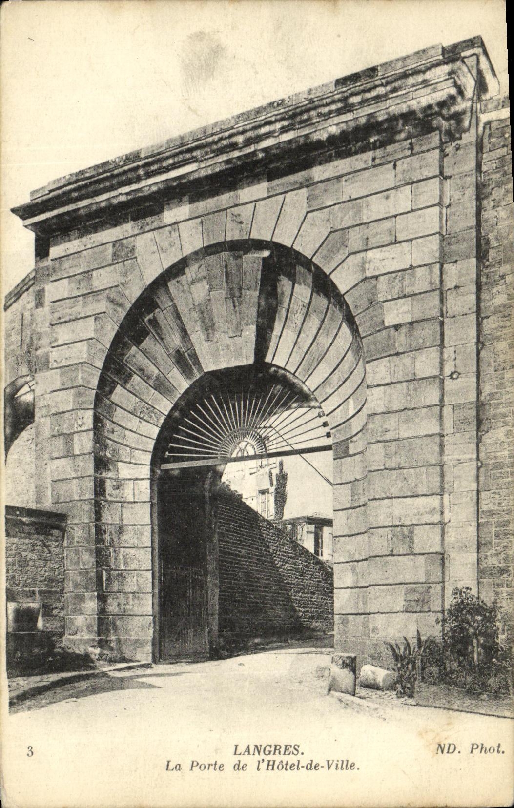 CPA Langres La Porte de l Hotel de Ville