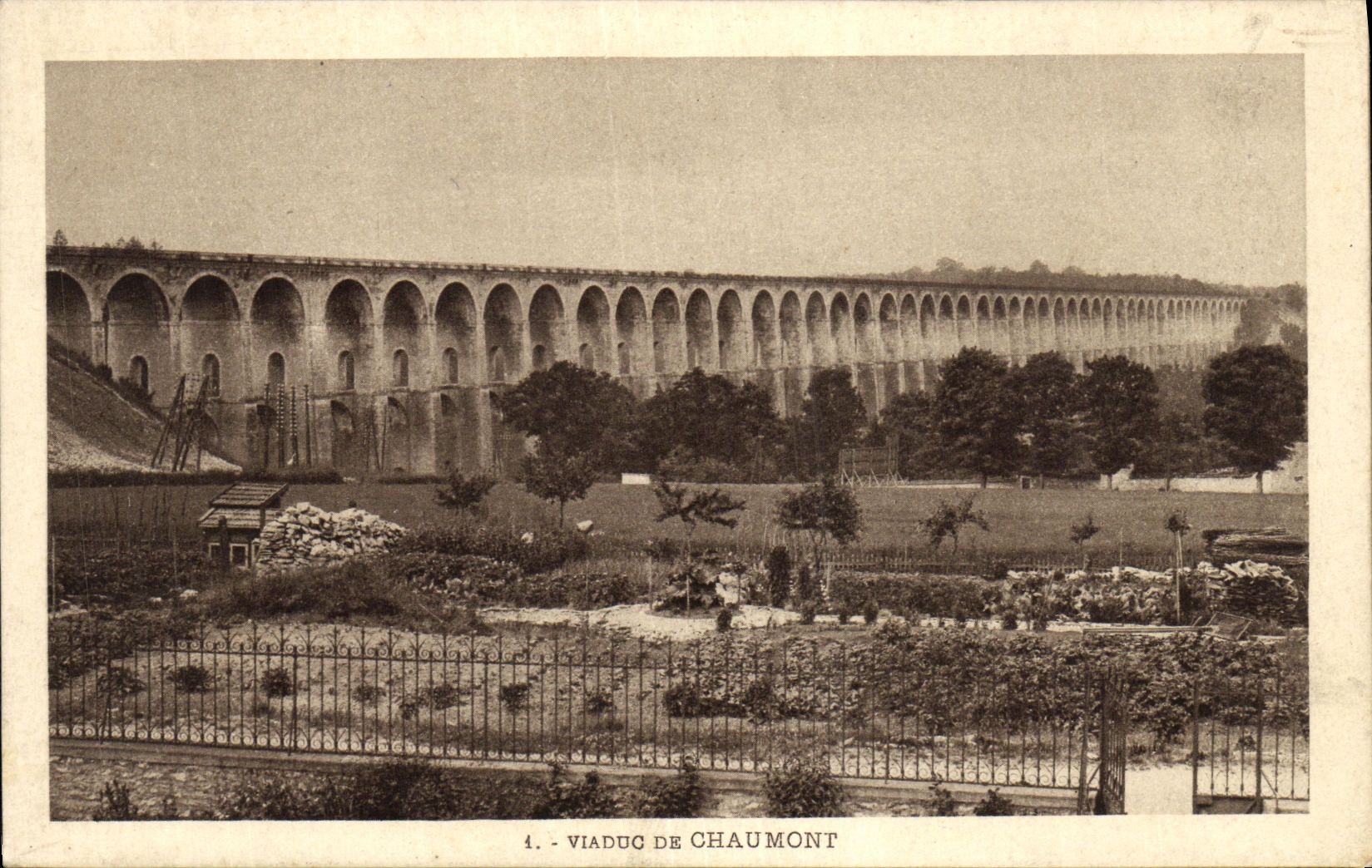 CPA Viaduc De Chaumont