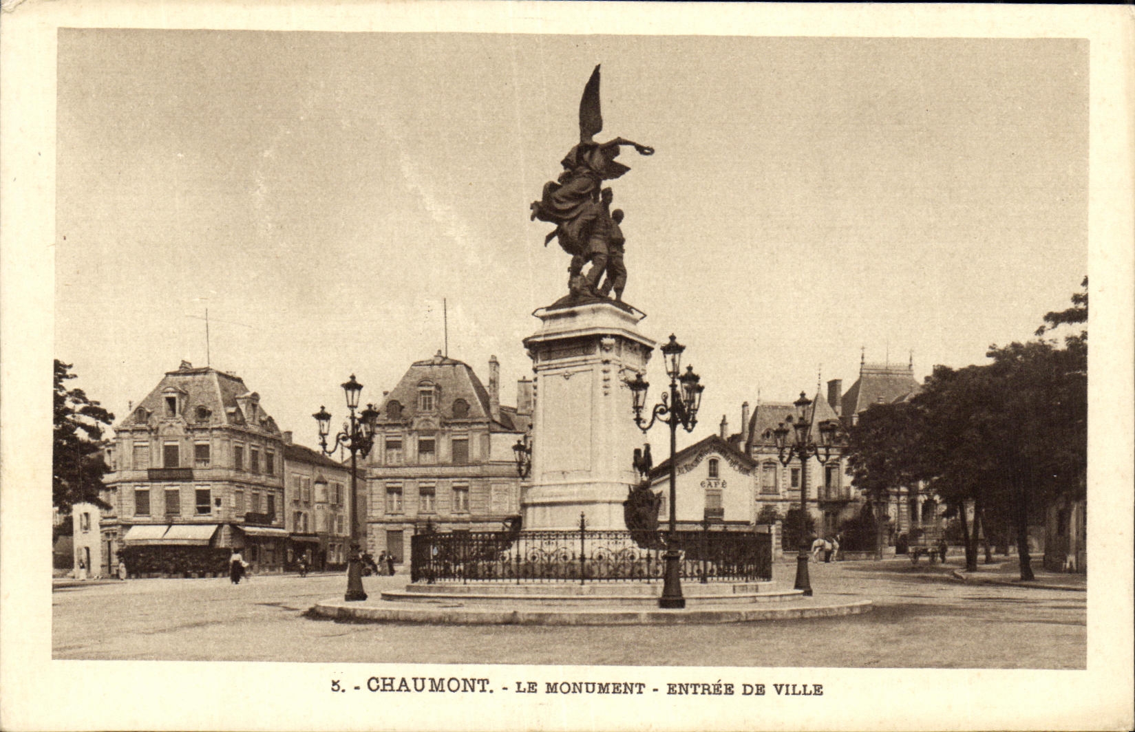 CPA Chaumont Le Monument Entree De Ville